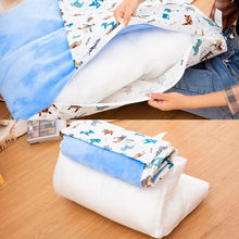 Load image into Gallery viewer, Semi-Enclosed Pet Bed
